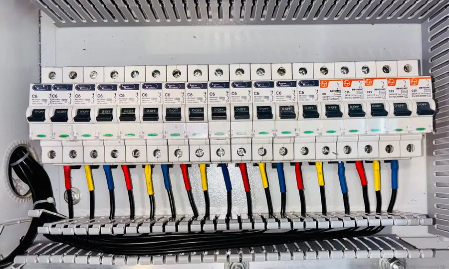 Interior organizado de um painel de comandos elétricos