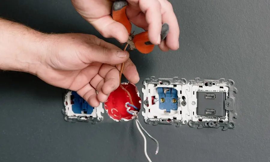 Eletricista instalando tomadas e interruptores residenciais